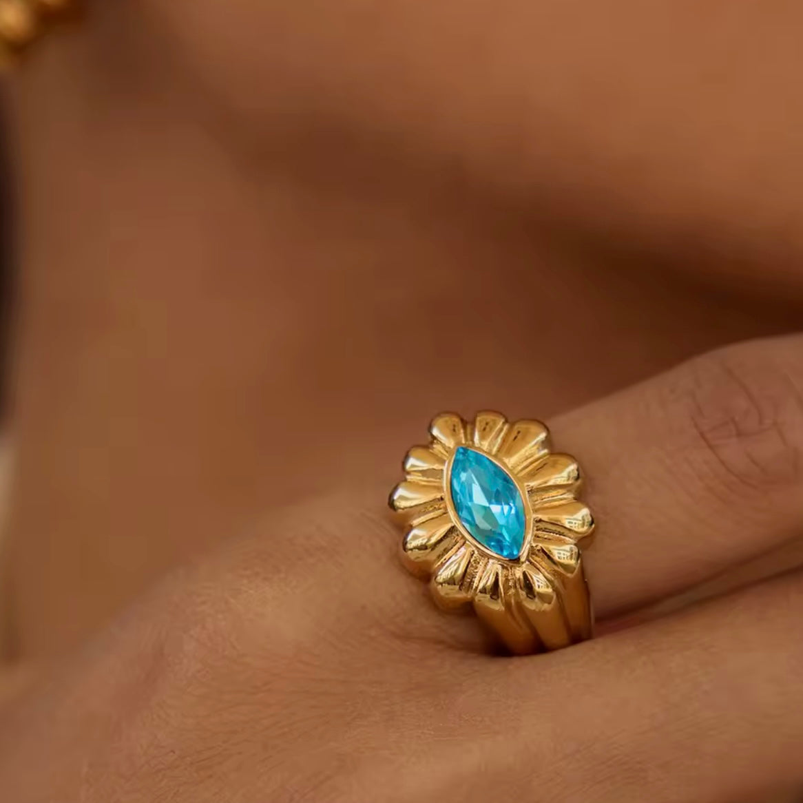 anillo terracota en mano