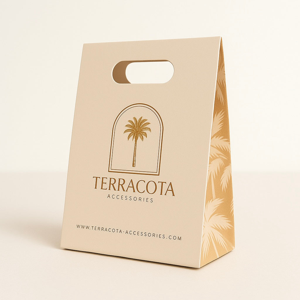 Regalo de joyas Terracota envuelto en papel craft con lazo.