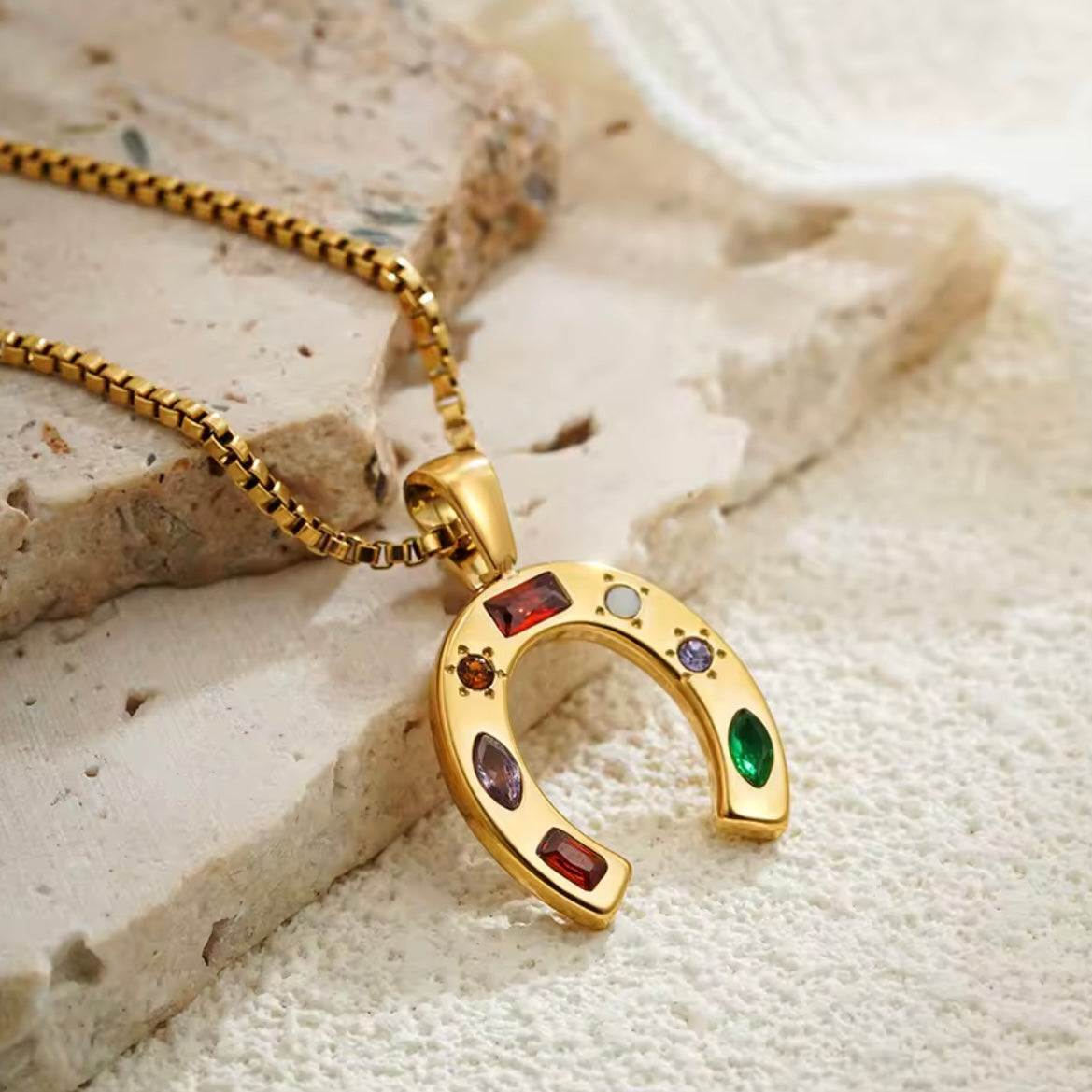 COLLAR HERRADURA CIRCONITAS