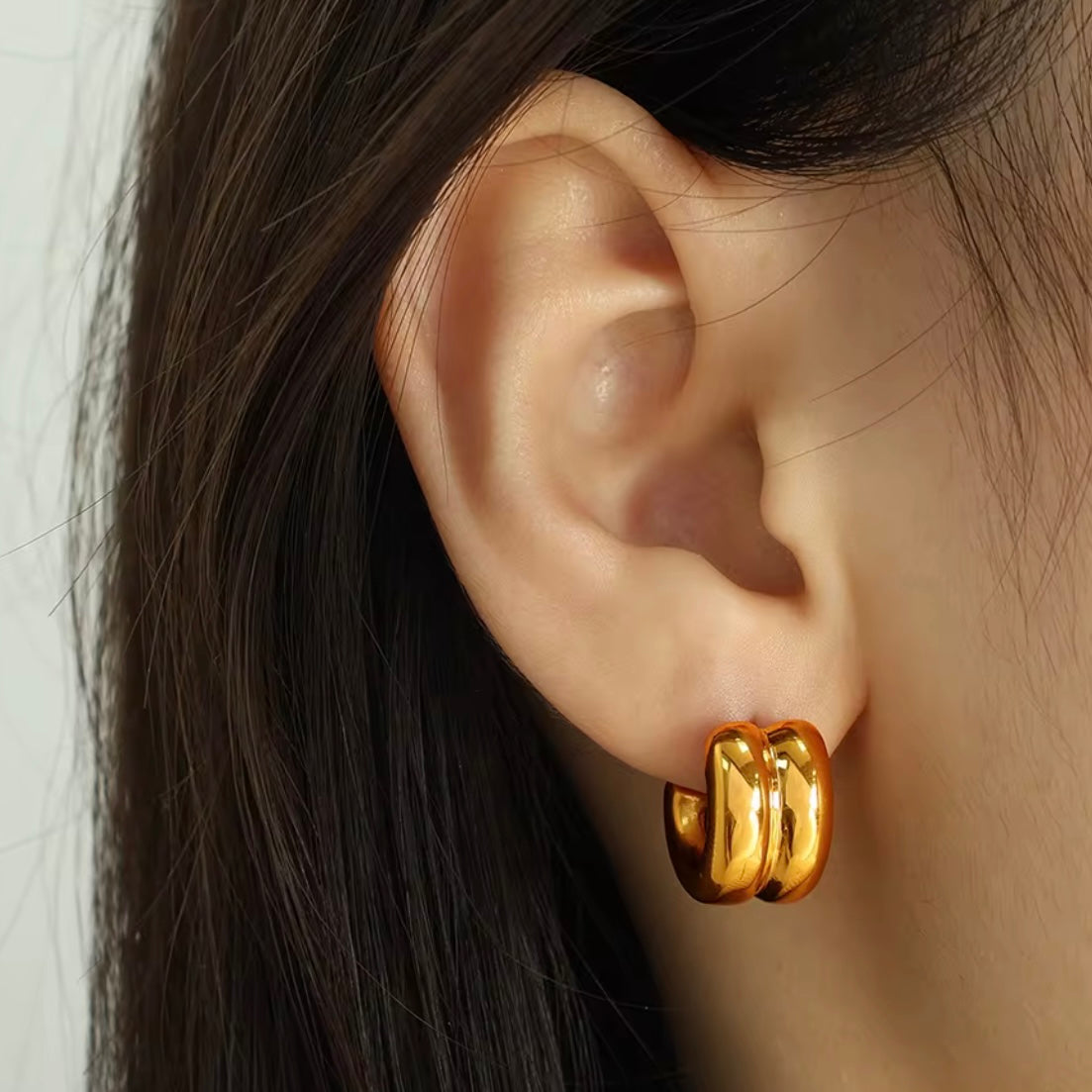 Mujer usando pendientes de terracota